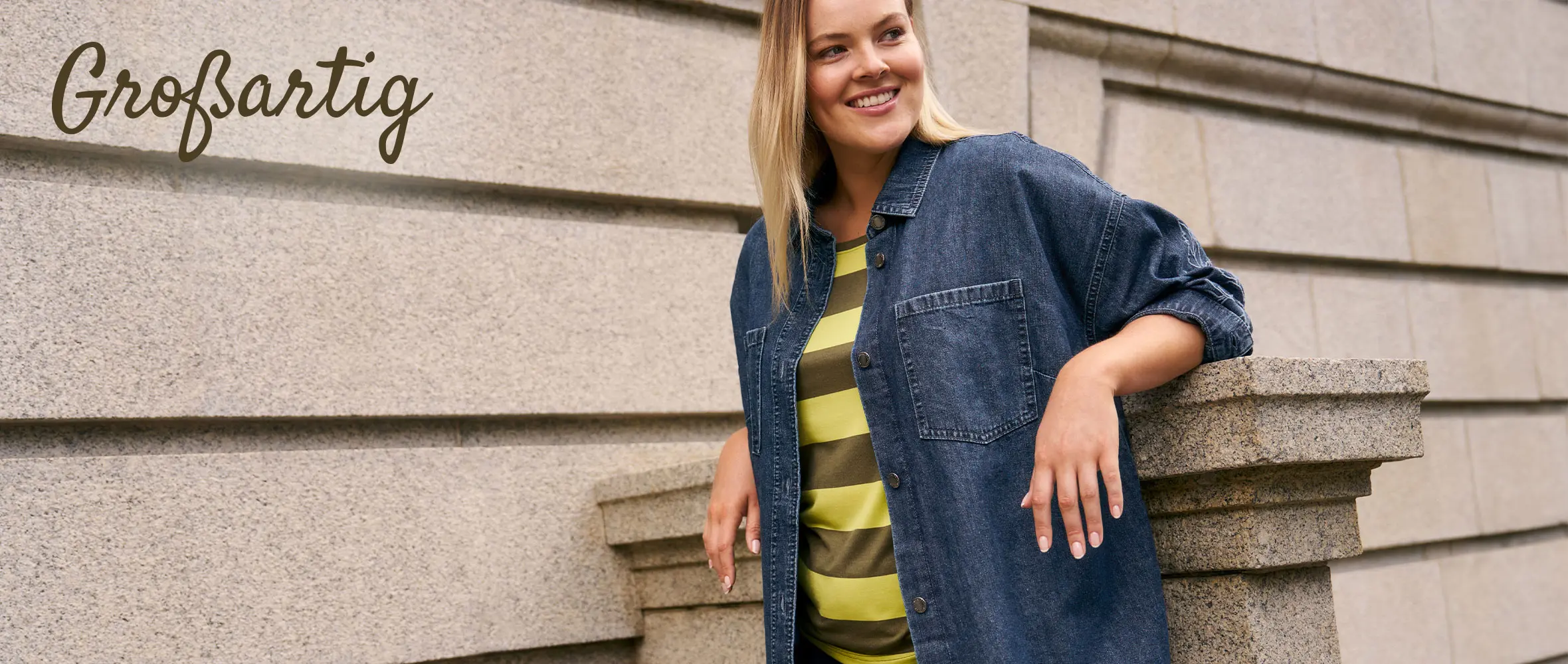 Frau in modischem Kleid in Übergröße