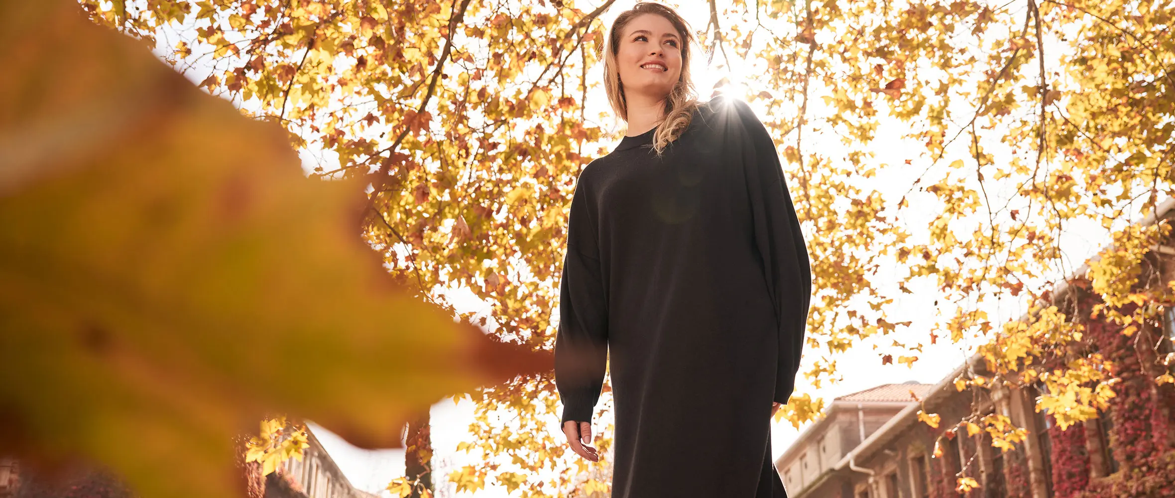 Vrouw in modieuze plus size jurk