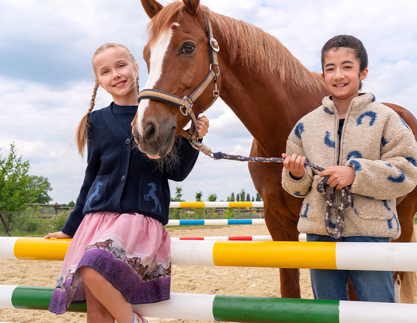 Meisjeskleding met paardenmotieven