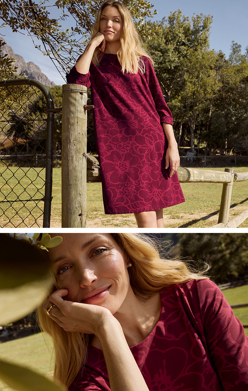 Rode damesjurk met bloemenpatroon