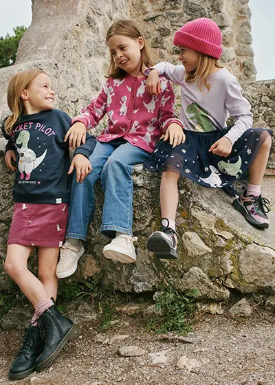 Naar buiten met dino-outfits