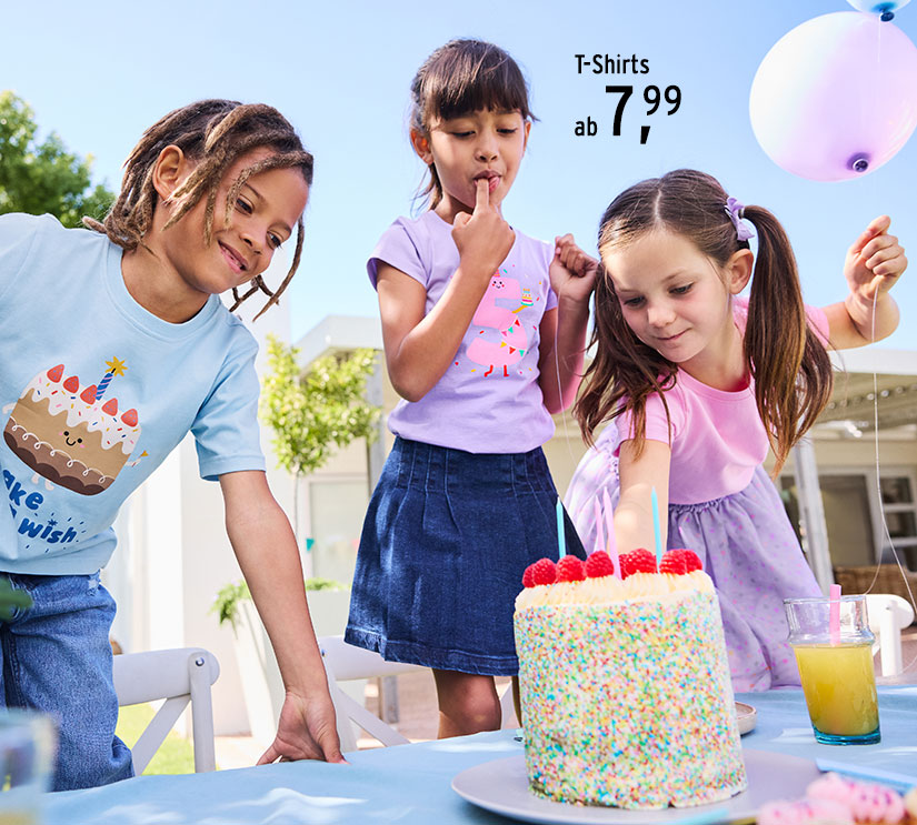 Kinder mit bunten Geburtstagsshirts