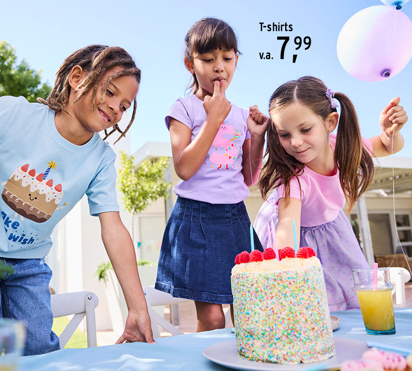 Kinderen met kleurrijke verjaardagsshirts