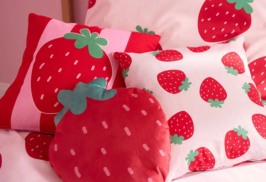 Kussen met aardbeienmotieven