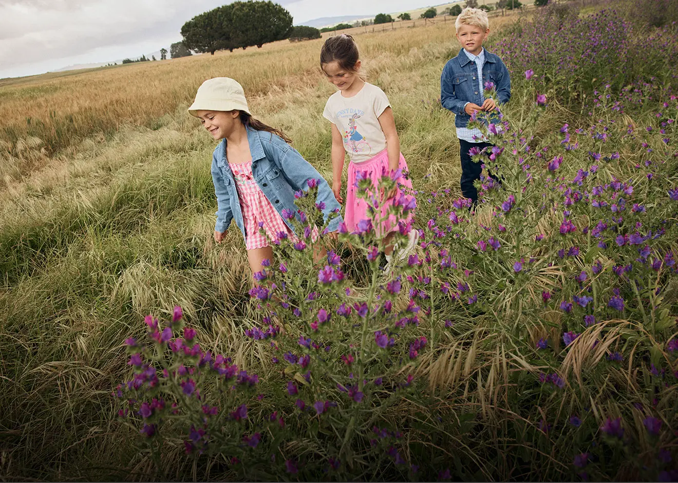 Fröhliche Mode mit ländlichen Motiven für Kinder