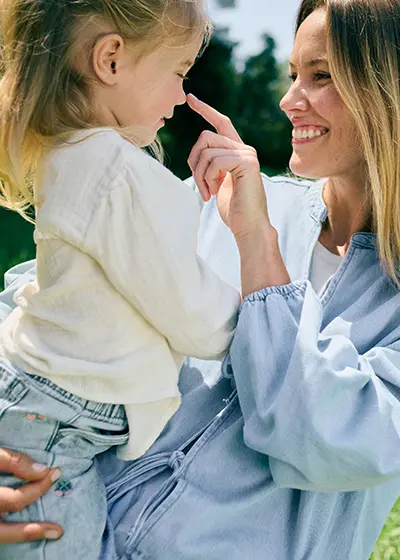 Mädchen mit einer Musselin-Bluse