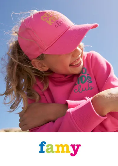 Mädchen mit pinker Kappe und Hoodie