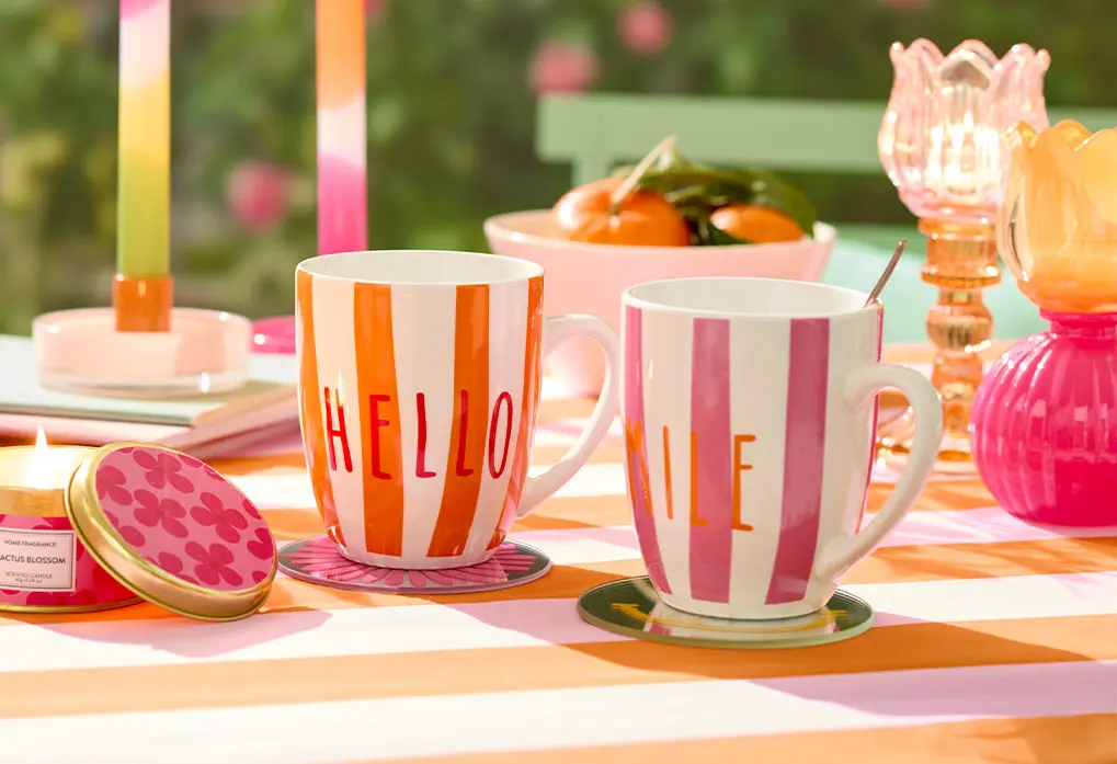 Zwei gestreifte Tassen