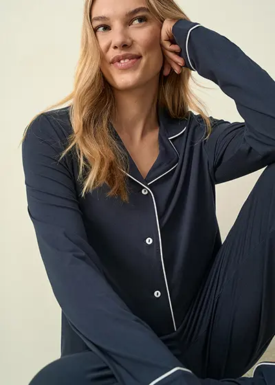 Dunkelblauer Pyjama