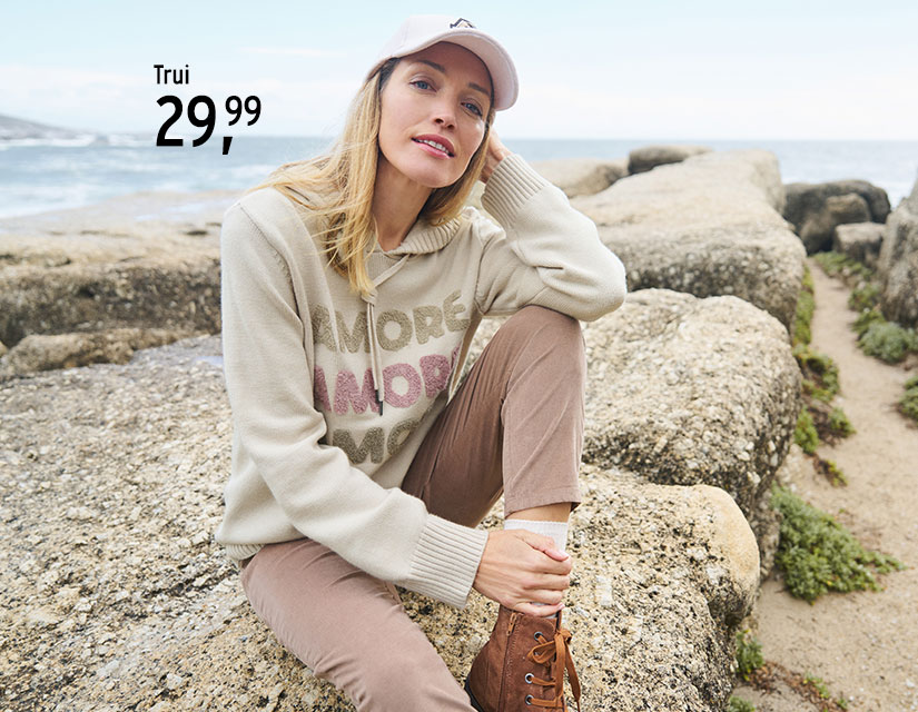 Vrouw draagt een Amore-hoodie