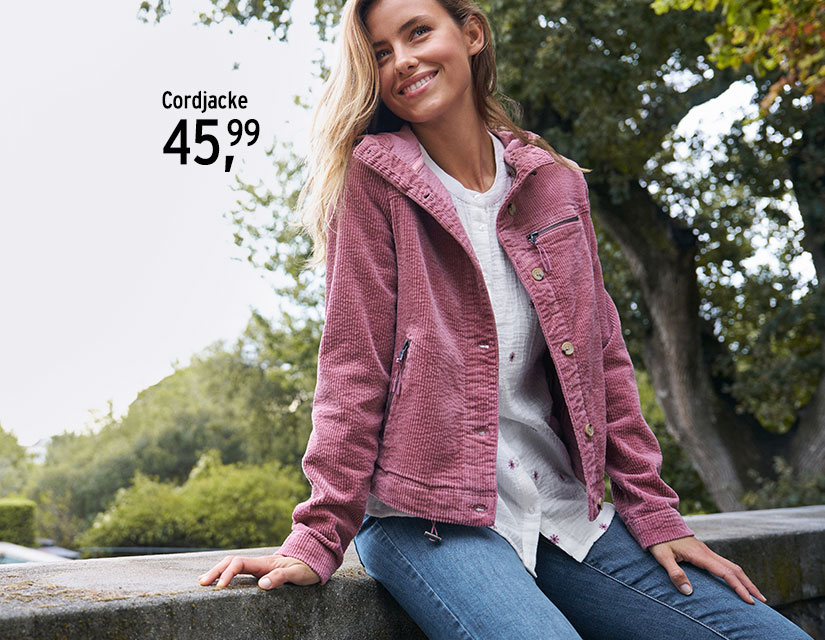 Frau trägt eine rosa Cordjacke zur Jeans