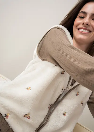 Kuschelige Weste für Damen mit Blümenstickerei