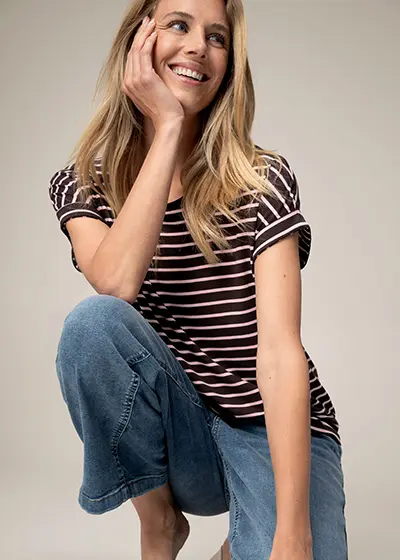 Braun-gestreiftes Shirt