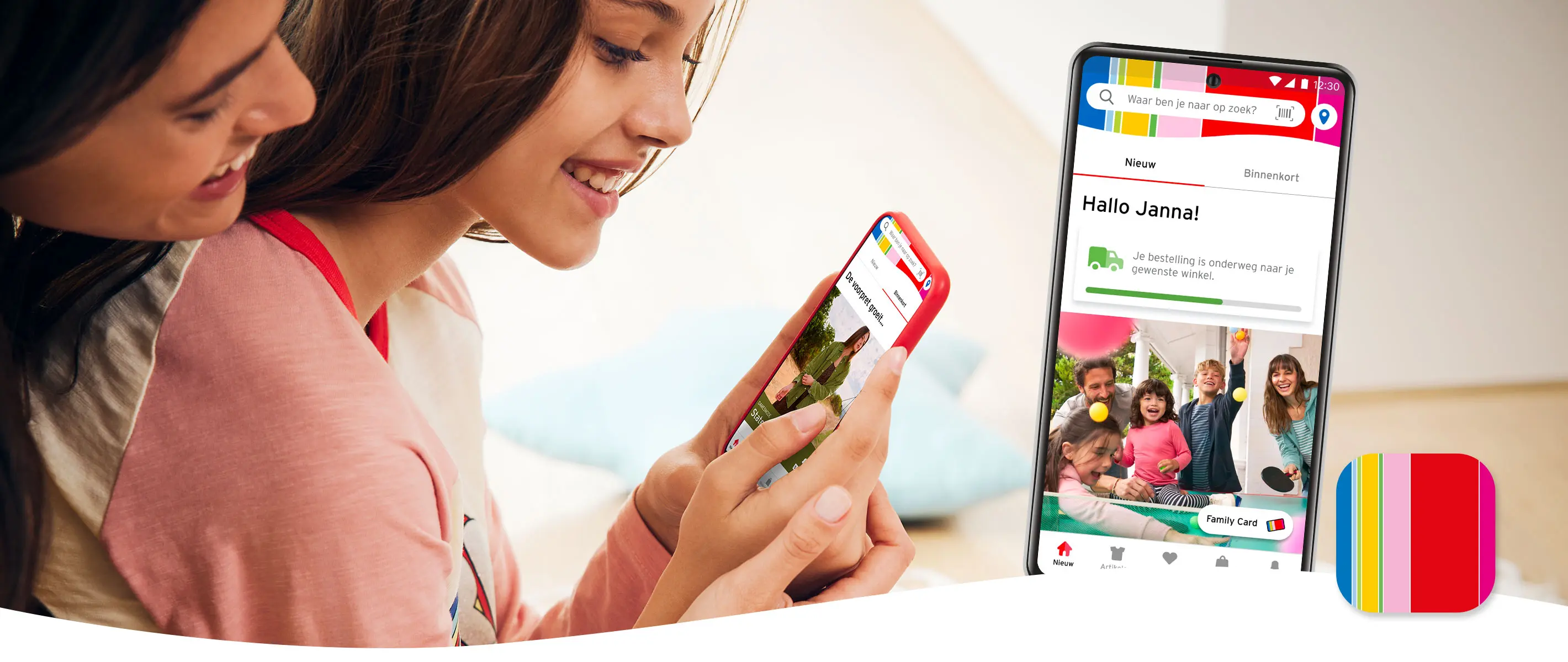 Twee meisjes kijken naar de Ernsting’s family app.