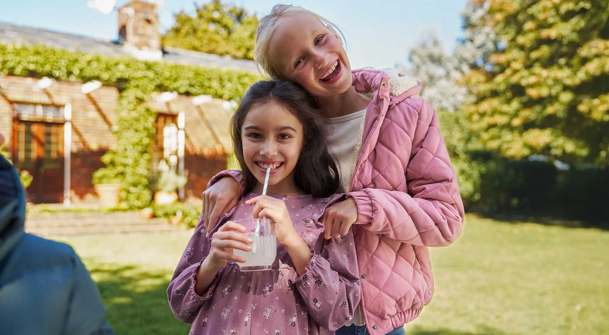 Koop kleurrijke meisjeskleding in de maten 38-176 voor een lage prijs