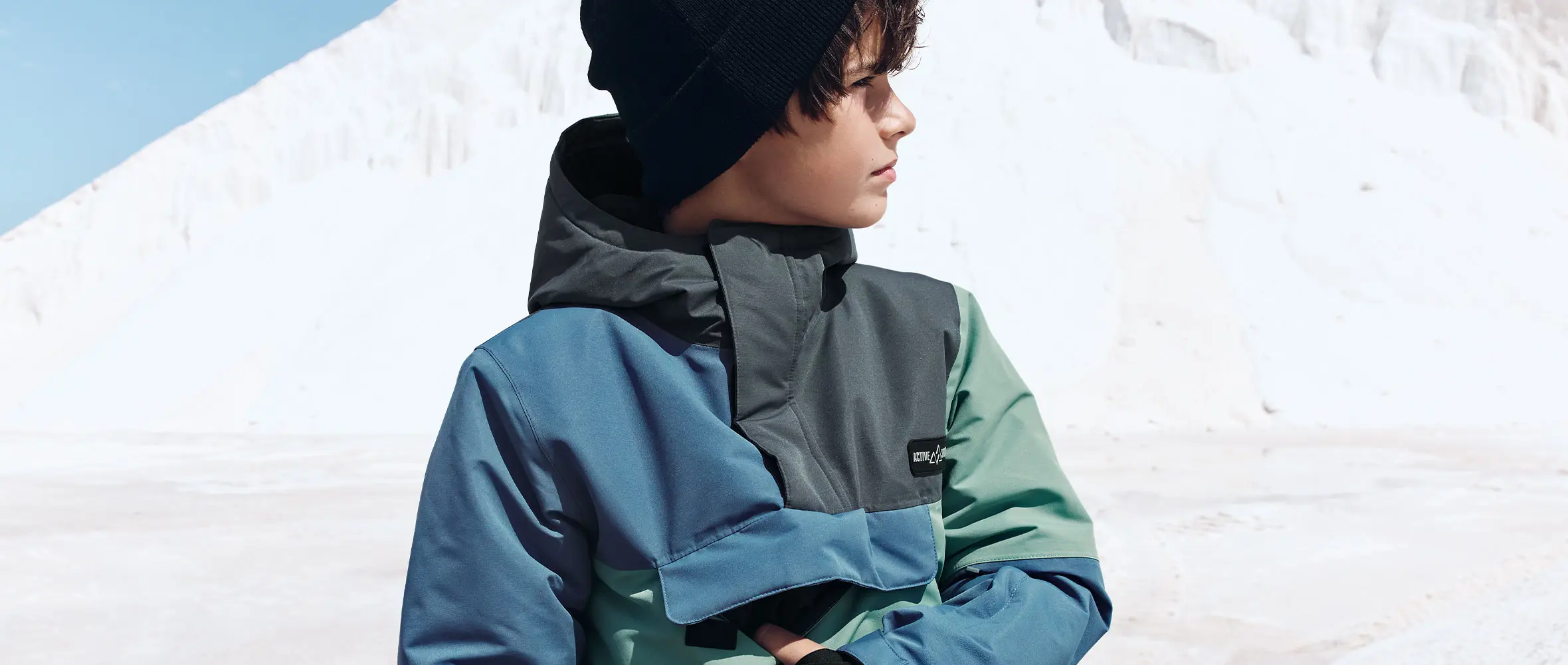 Winterkleding voor jongens in sneeuw en skikleding